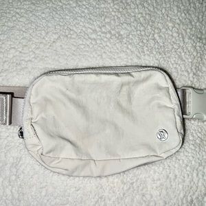 Everywhere Belt Bag 1L white opal.